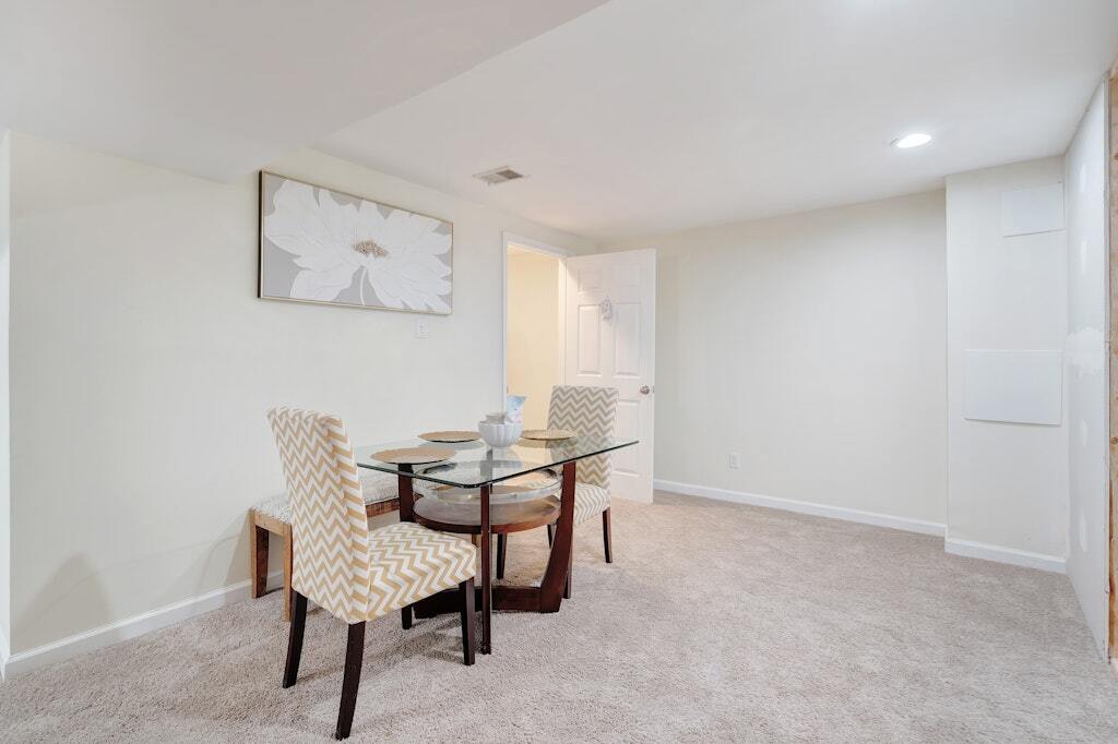 Sitting Area - 900 E Tantallon Dr