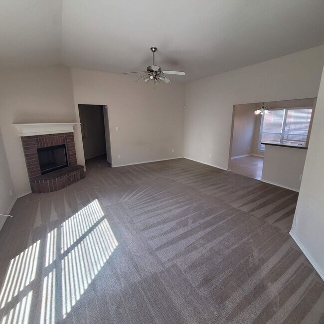 Building Photo - Clean North East Home - O'Conner & IH35