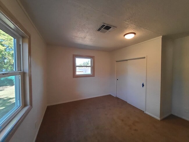 Building Photo - Adorable 2 bed / 1 bath with amazing yard