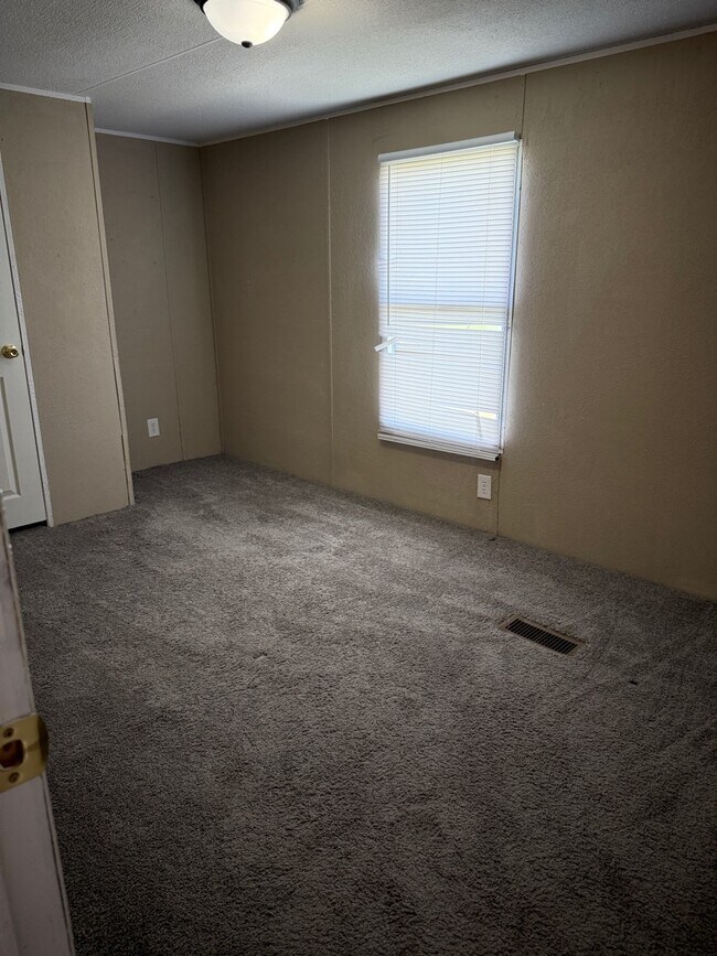 Building Photo - 204 E 1st St