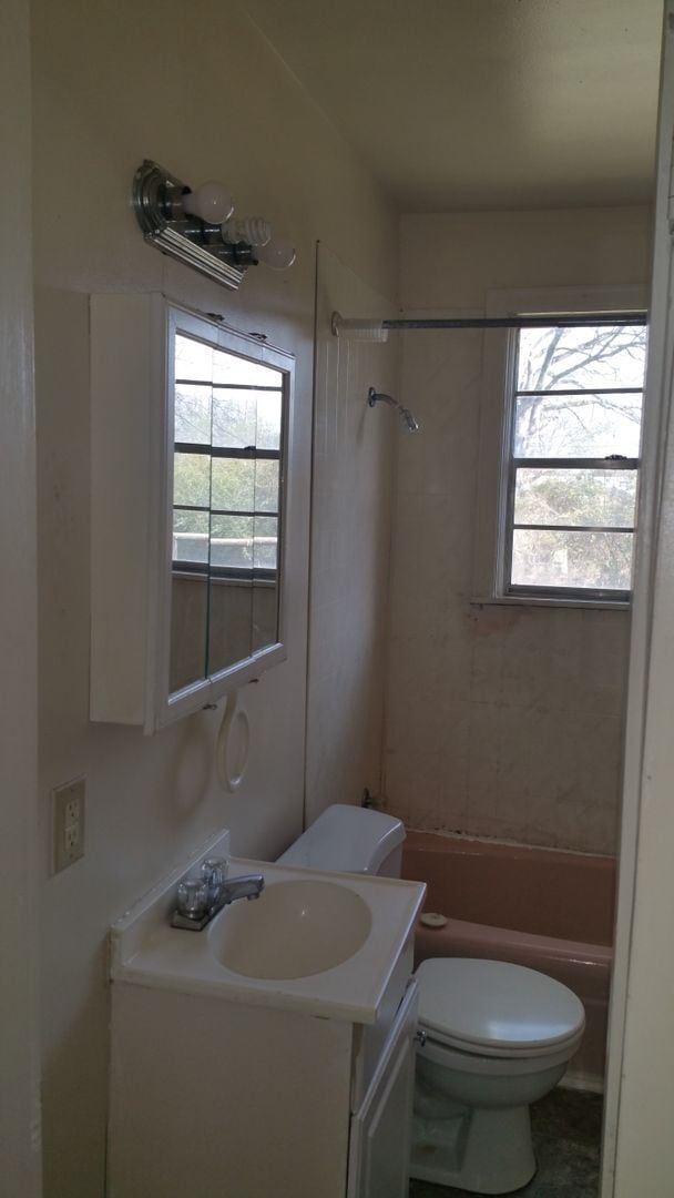Building Photo - 2 Bedroom Home