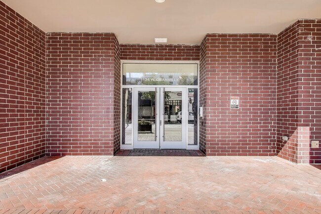 Building Photo - 1134 W Granville Ave