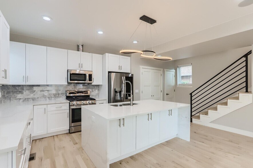 Building Photo - Exquisite Lincoln Park townhouse near 10th & Osage Station