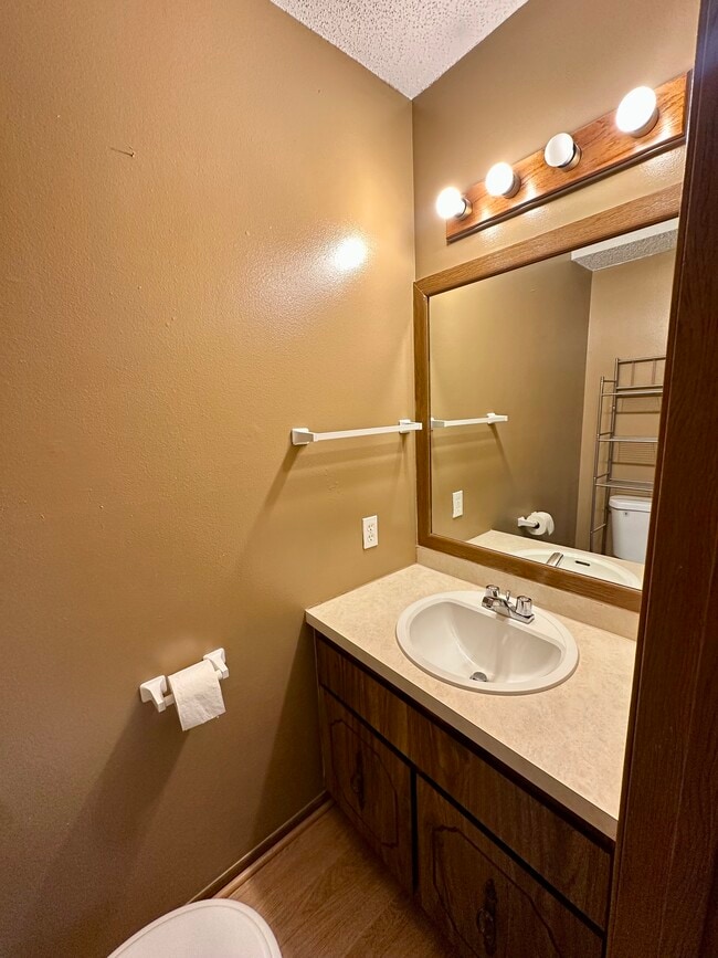 Building Photo - 3930 Country Club Dr