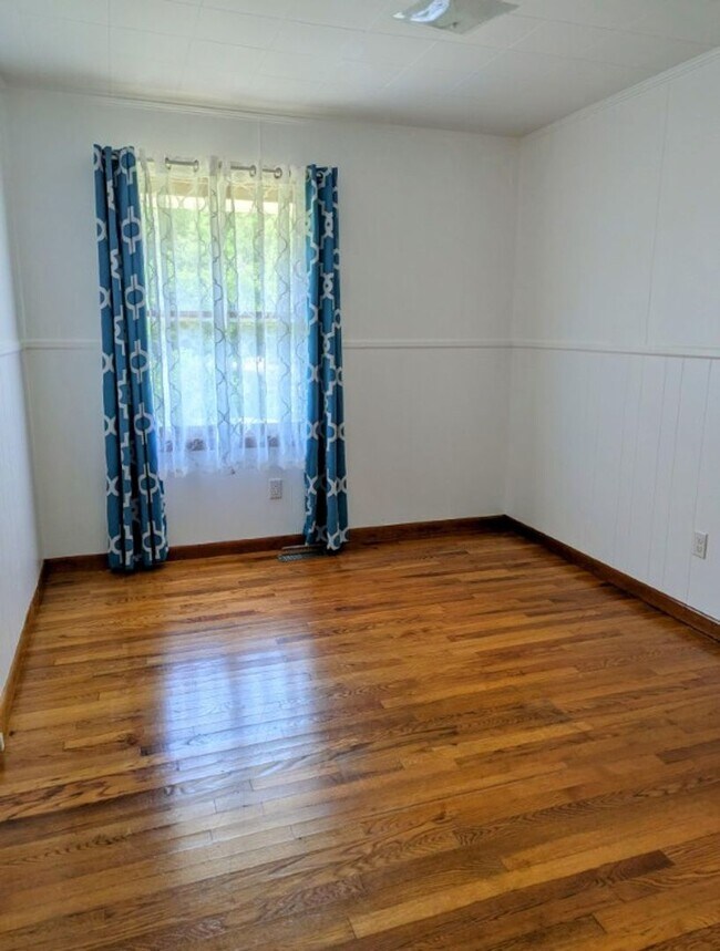 Building Photo - $1,700 - 3 Bedroom 1 Bathroom Home in Lovely Setting in Savannah Community