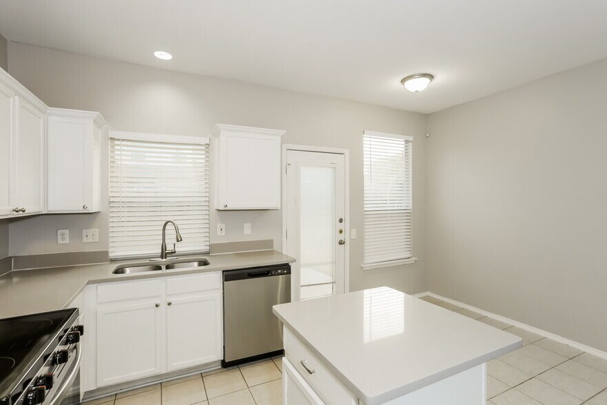 Building Photo - 8212 French Quarter Ln