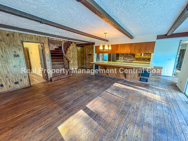 Building Photo - AVAILABLE OCTOBER - Large 4 Bedroom / 3 Ba...