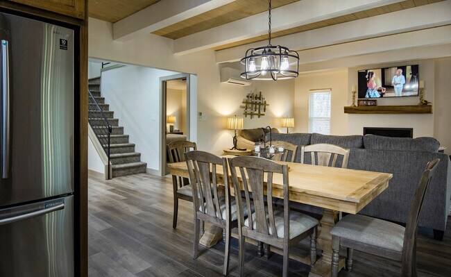 Building Photo - 2643 Mariposa Ave