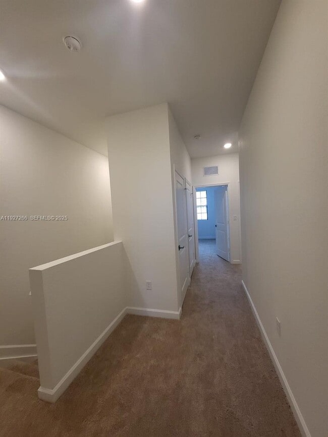 Building Photo - 1137 SW 6th Ct