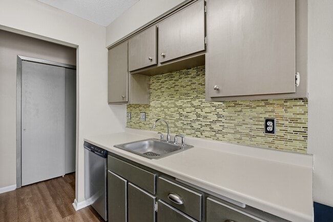 Building Photo - 810 9th Ave S