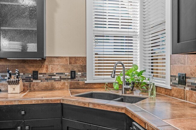 Building Photo - Grand Northwest Crossing Home. Fully furnished monthly rental. Walk to Compass Park. All Utilitie...