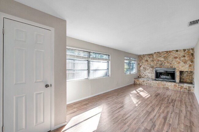 Building Photo - Modern, Move-In-Ready 3/2 Home with Spacious Yard & Garage |