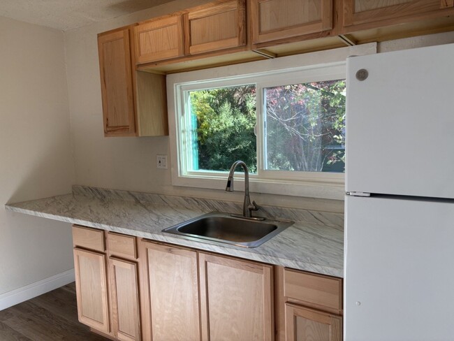 Building Photo - Remodeled 1-bedroom duplex near downtown P...