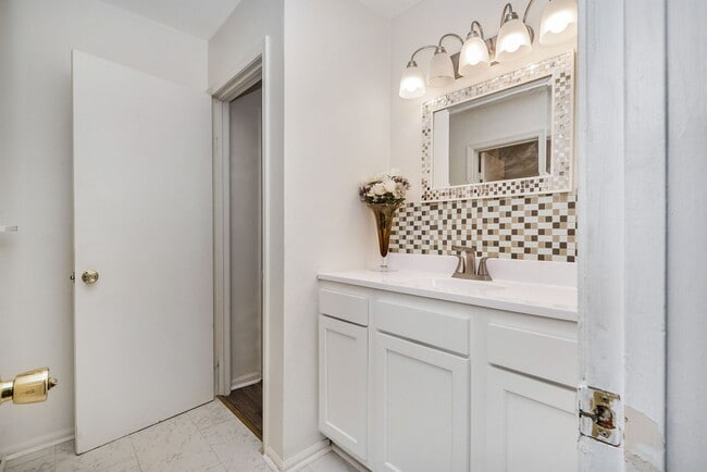 Building Photo - 5213 Clover Hill Dr