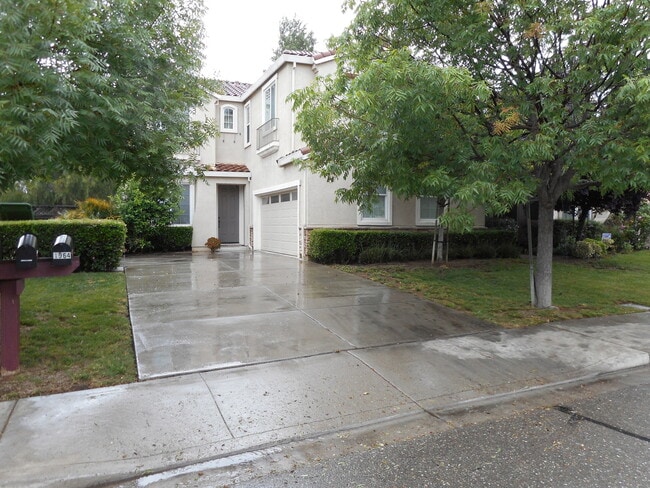 Building Photo - Brentwood Beauty 3 Bed 2.5 Bath