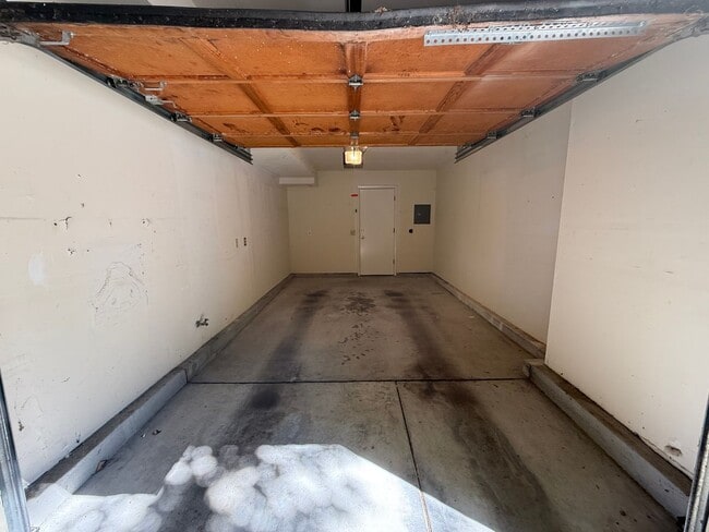 Building Photo - SPACIOUS TWO BEDROOM TWO AND HALF BATH + L...