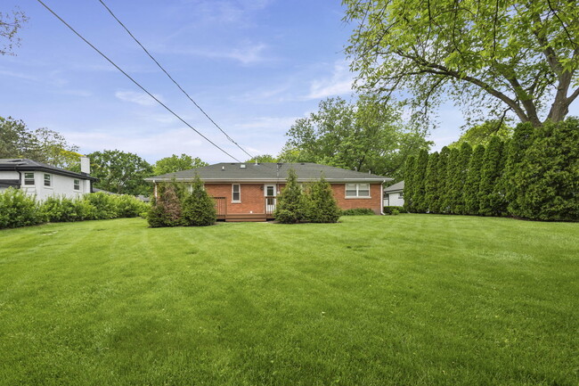 Building Photo - 29 Springlake Ave