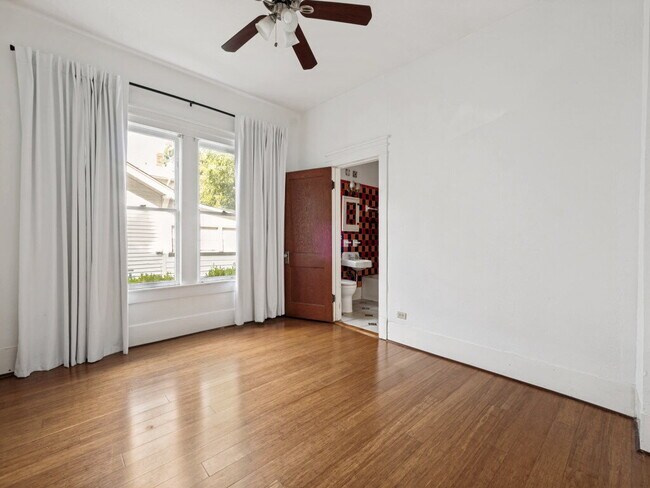 Building Photo - "Charming 4-Bedroom Home with 2 Full Baths in Vibrant Dallas Neighborhood!"