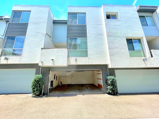 Building Photo - Modern 3 story 3B/3.5BA Ocean Beach Home w...