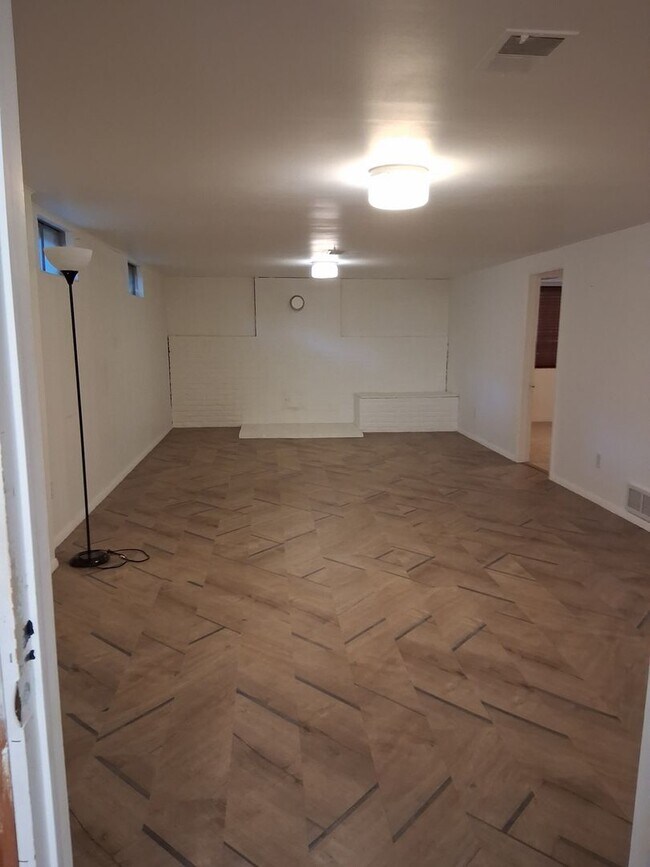 Building Photo - 210 Elm St