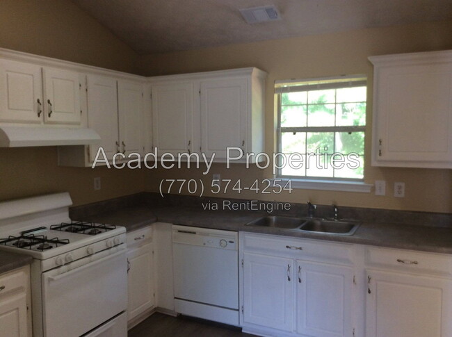 Building Photo - 390 Summer Hill Cir