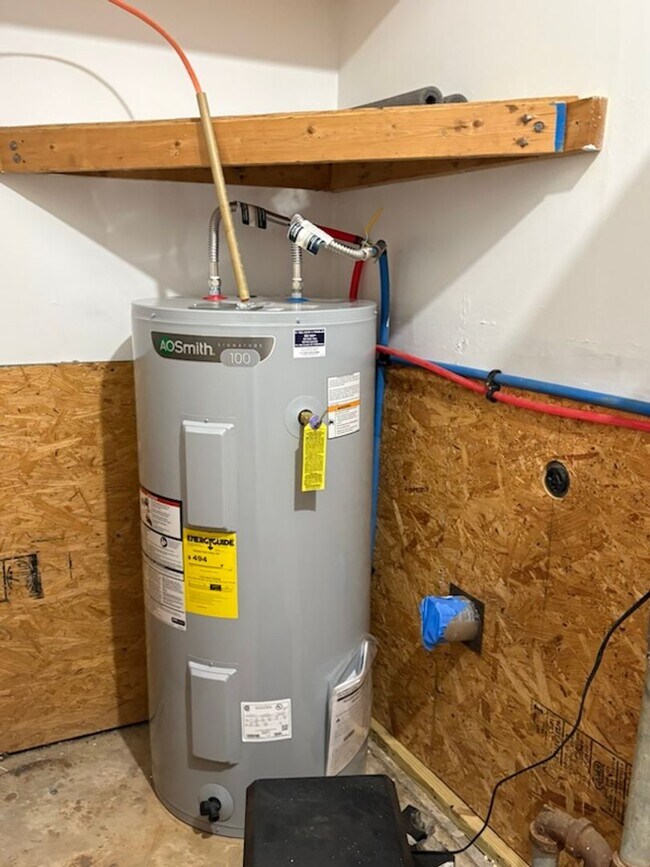 Building Photo - 703 White Rd