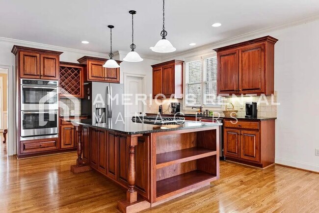 Building Photo - Private Estate Living on Over 3 Acres! Available to view NOW!