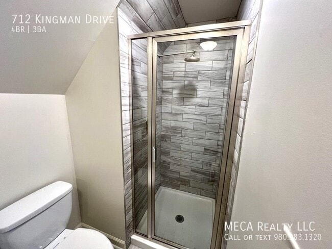 Building Photo - 712 Kingman Dr