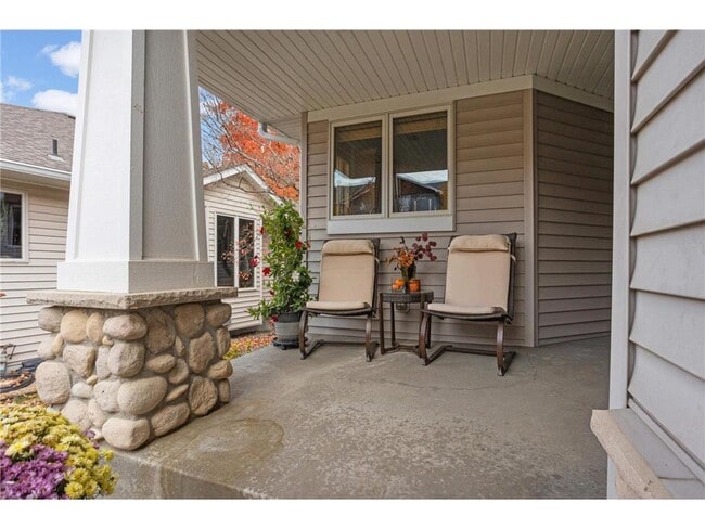 Building Photo - 9280 Blackoaks Ct N