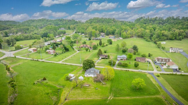 Building Photo - 4 Br/ 1 bath Farmhouse