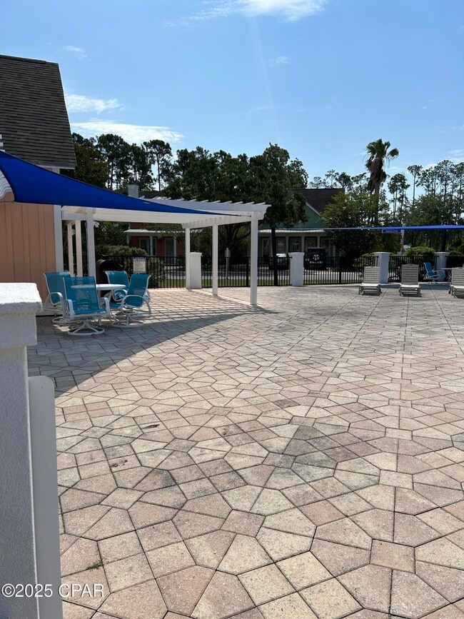 Building Photo - 335 Madison Circle