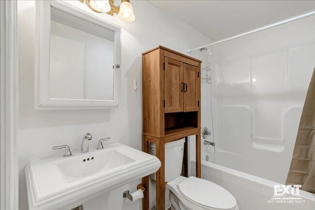 Building Photo - Amazing 4 Bedroom, 3 Bath Home With 2 Kitchens!