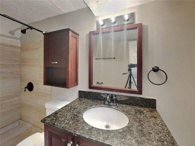 Building Photo - 6865 Buckingham Rd