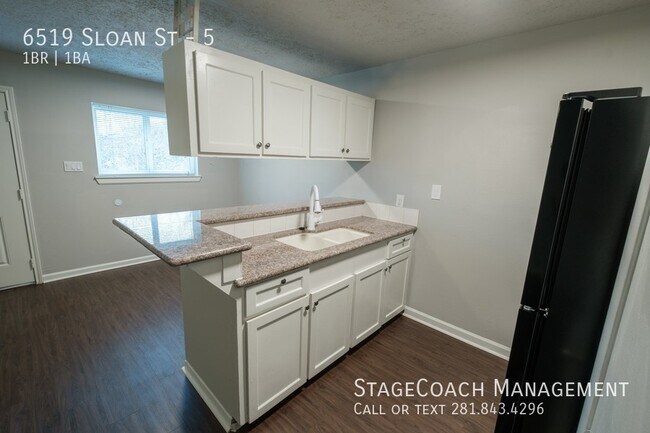 Building Photo - Beautiful 1/1 just minutes from downtown, ...