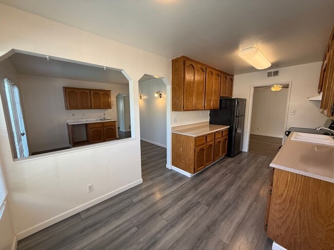 Building Photo - Cozy 2 bedroom 1 bathroom with pool!
