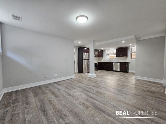 Building Photo - 2 bedroom in EVANSTON IL 60202