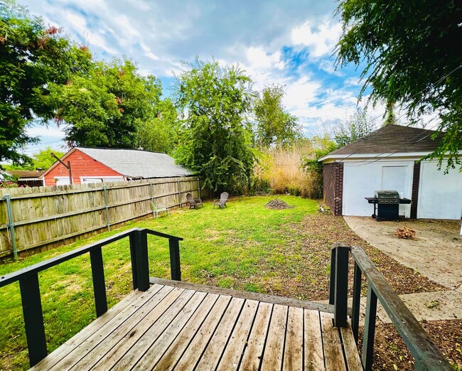 Building Photo - Cute 2BD 1BA Duplex in Crestwood!!