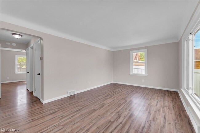 Building Photo - 6911 Farnsworth Dr