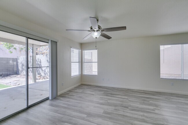 Building Photo - Stunning 4 bedroom, 2.5 bathroom