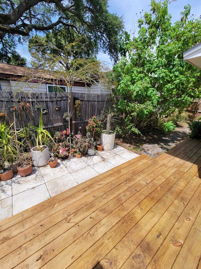 Building Photo - 2 BEDROOM 1 BATH HOME