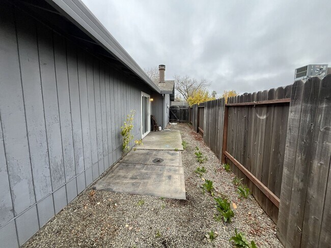 Building Photo - SAC T 4945