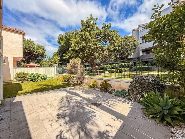 Building Photo - SD: Spacious 3BD/3BA Home in University City with Community Pool, Backyard Patio & 2-Car Garage