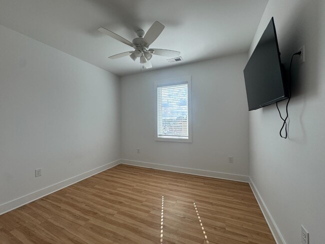 Building Photo - 120 N Lake Park Blvd
