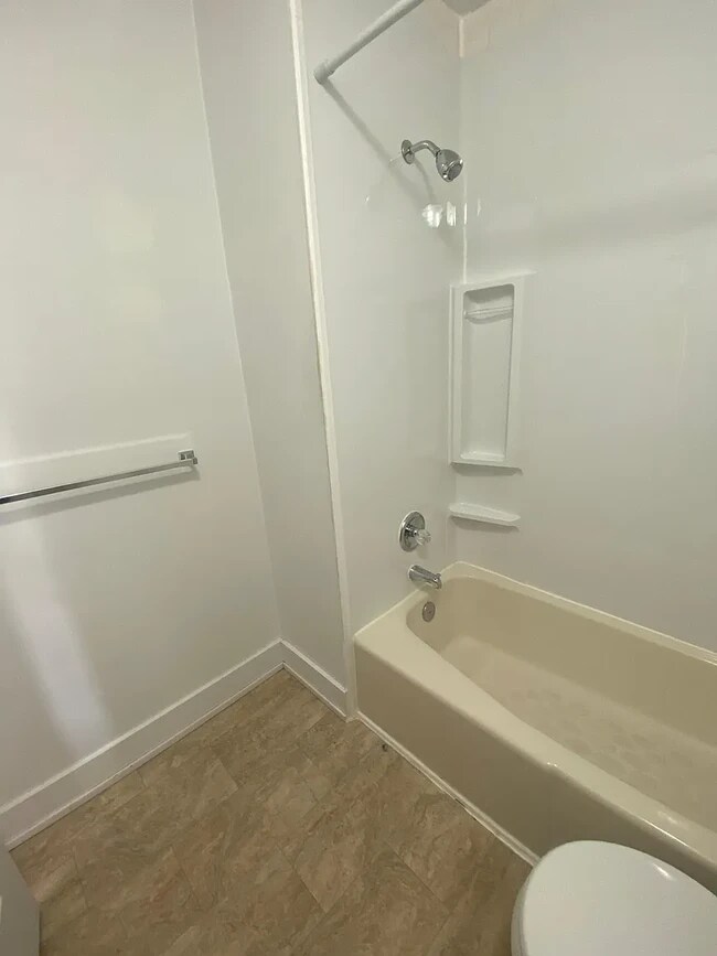 Building Photo - 729 E Linden Ave