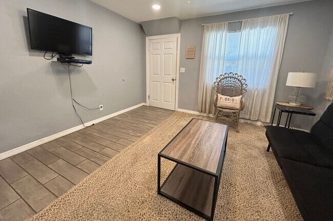 Building Photo - Beautifully Updated Furnished 2 Bed 1 Bath with Fenced Yard!