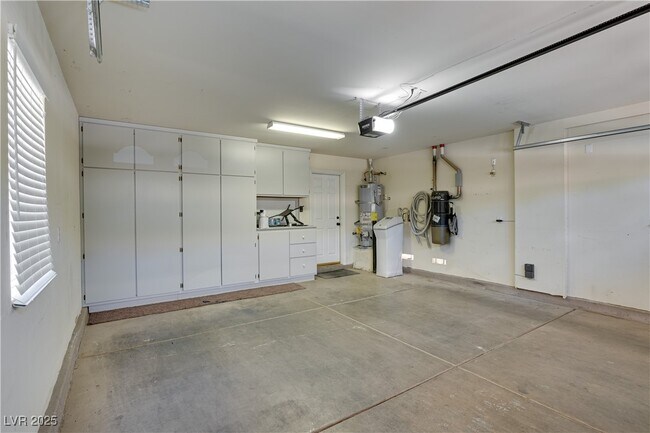 Building Photo - 10990 Fishers Island St