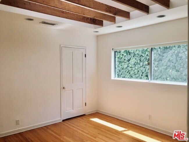 Building Photo - 4031 Hollyline Ave