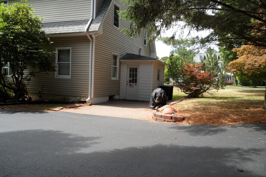 Building Photo - 61 Hillcrest Blvd