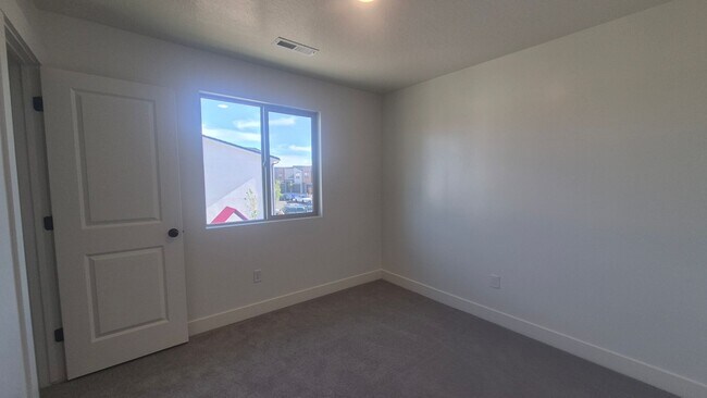 Building Photo - 5677 S Weehawken Ln