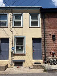 Building Photo - 132 W Prescott Alley
